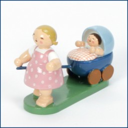 Mädchen mit Puppenwagen